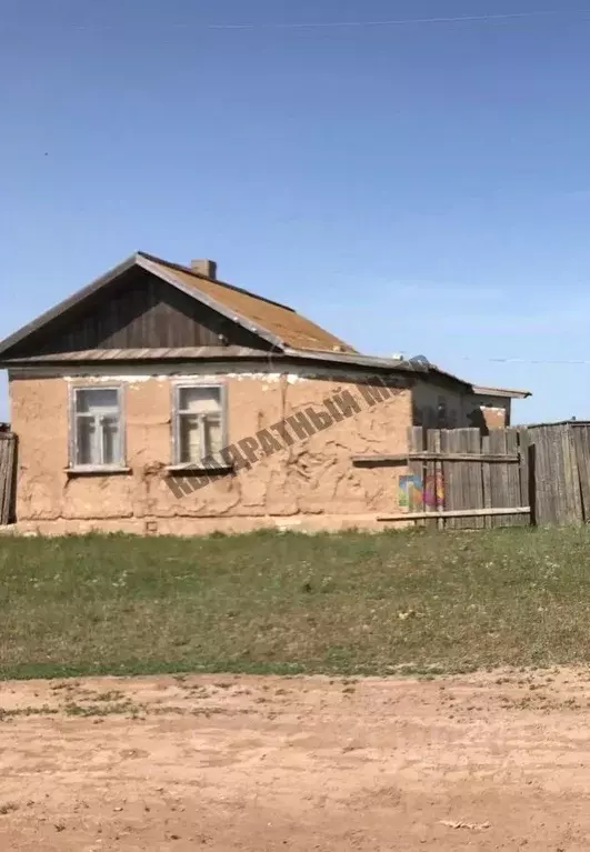 Дом в Калмыкия, Малодербетовский район, пос. Ханата ул. 60 лет ... - Фото 1