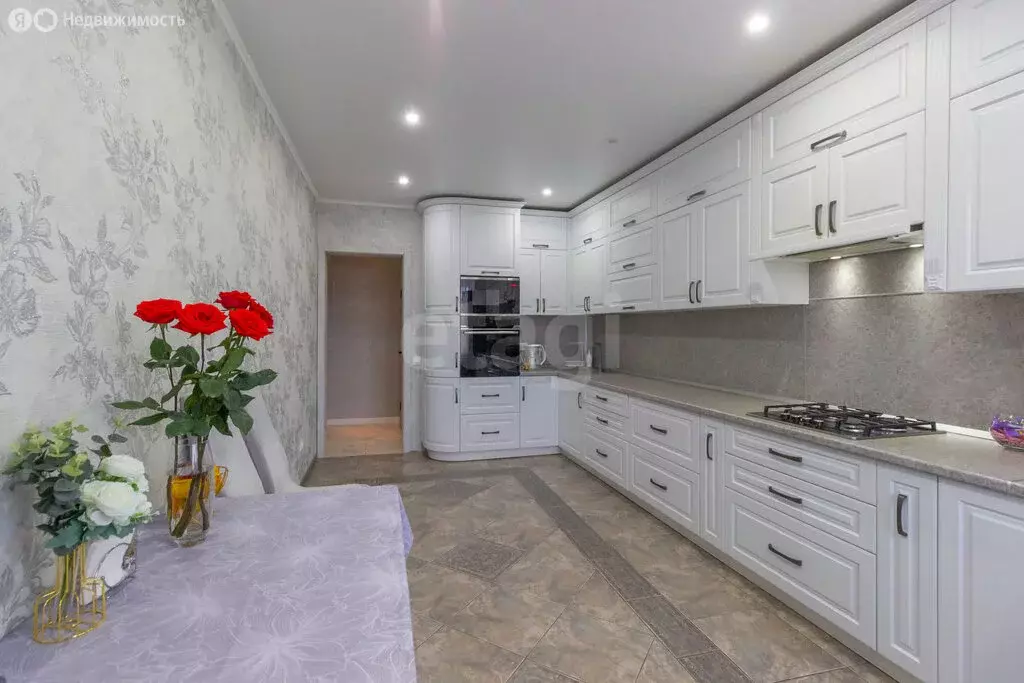 3-комнатная квартира: Омск, посёлок Амурский, улица Багратиона, 21к1 ... - Фото 2