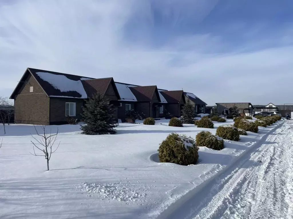 Дом в Курская область, Горшеченский район, Куньевский сельсовет, с. ... - Фото 1