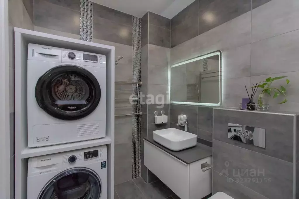 2-к кв. Тюменская область, Тюмень ул. Дружбы, 73к1 (65.3 м) - Фото 0