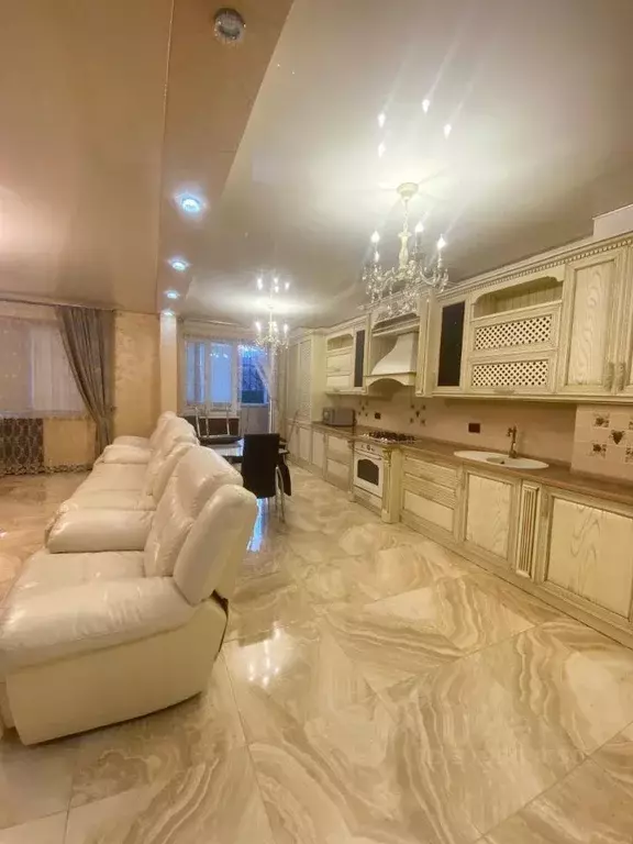 2-к кв. Ставропольский край, Ессентуки Октябрьская пл., 31А (82.0 м) - Фото 0