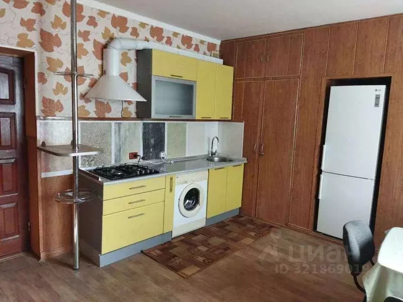 Дом в Крым, Симферопольский район, Гвардейское с/пос  (300 м) - Фото 1