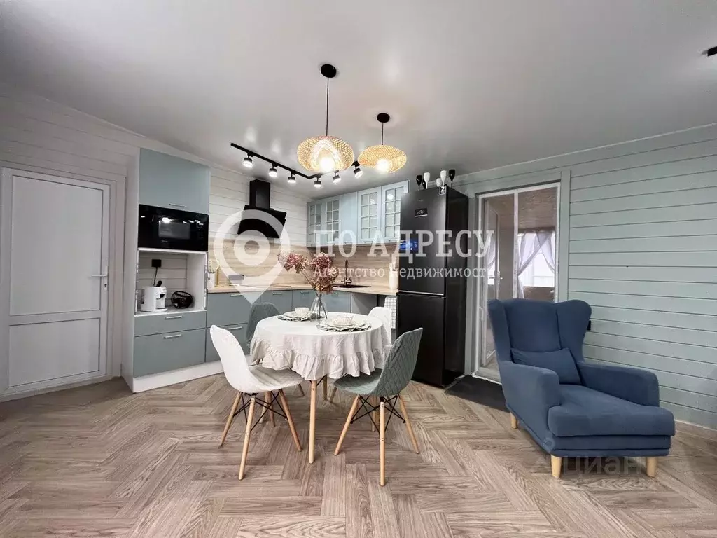 Дом в Саратовская область, Саратов ул. Завидная, 33 (50 м) - Фото 1