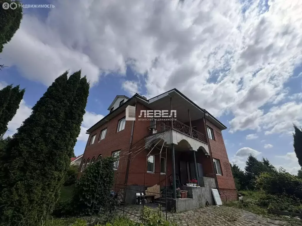 Дом в микрорайон Белые Столбы, Осенняя улица (258 м) - Фото 1