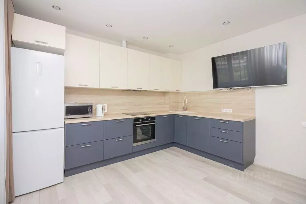 2-к кв. Тюменская область, Тюмень ул. Мельникайте, 36 (65.0 м) - Фото 2