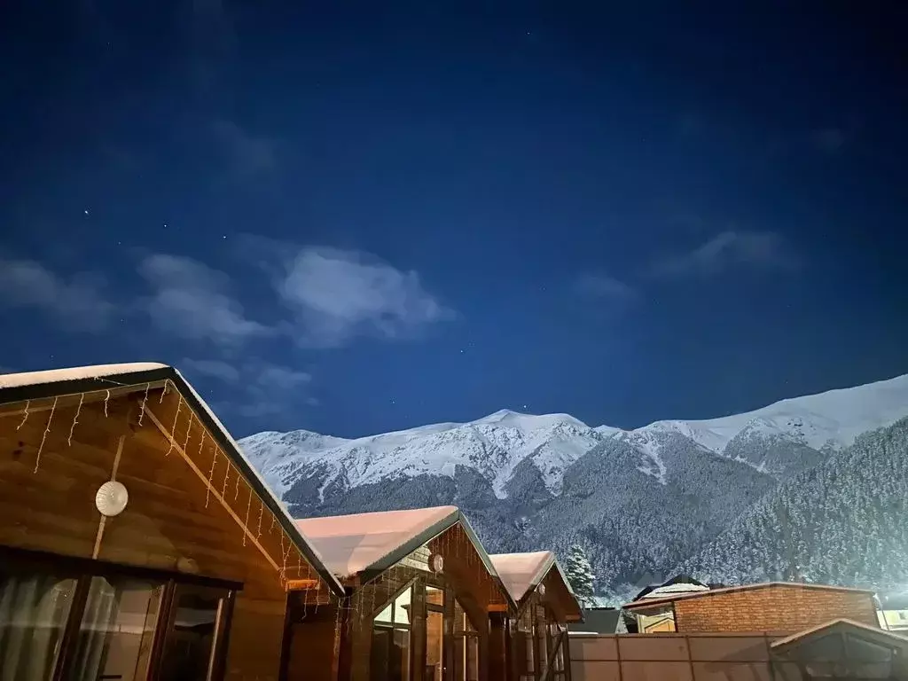 Дом в Карачаево-Черкесия, Зеленчукский район, с. Архыз ул. Ленина, 9Б ... - Фото 1