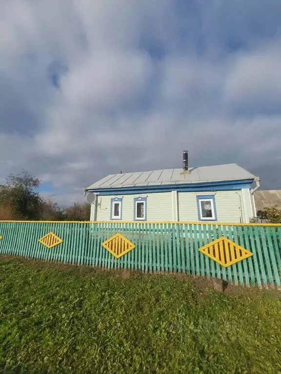 Дом в Башкортостан, Чишминский район, Чувалкиповский сельсовет, с. ... - Фото 1