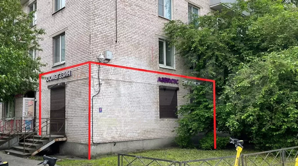 Торговая площадь у выхода со станции метро  Проспе - Фото 1