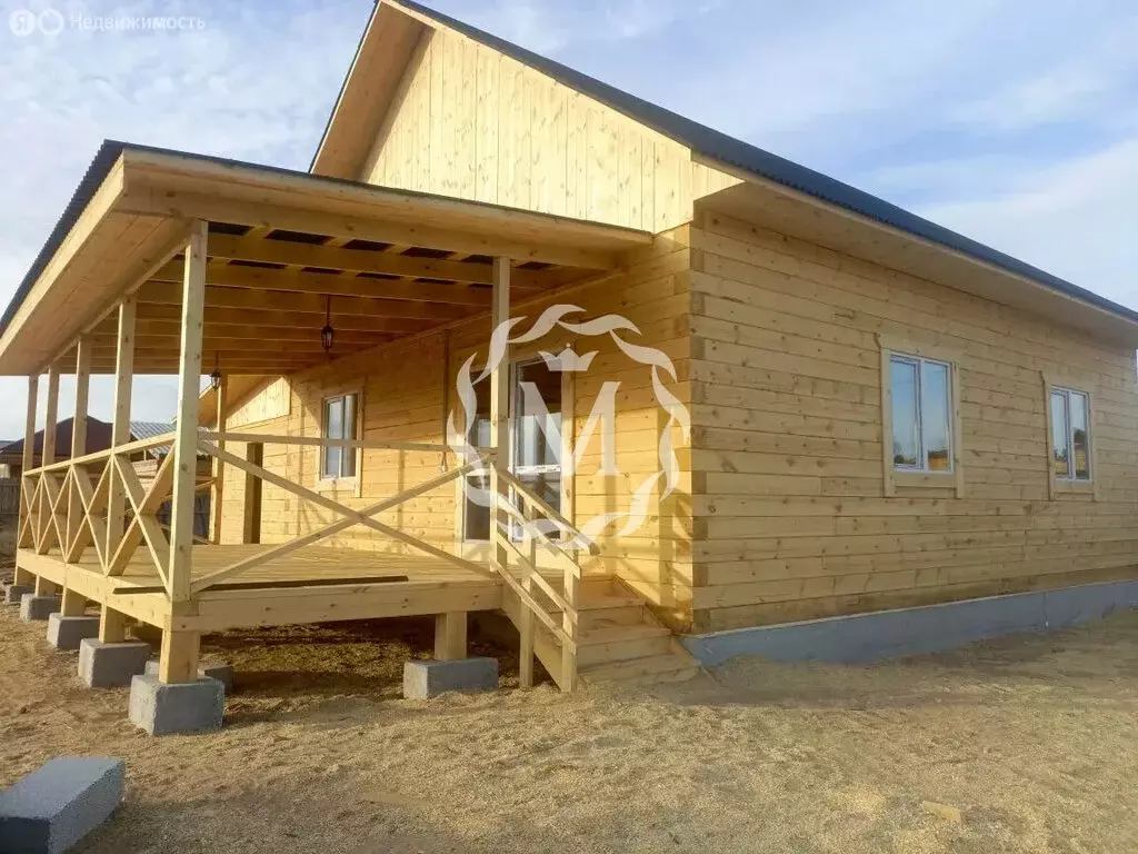 Дом в село Нижний Саянтуй, Полевая улица (220 м) - Фото 1