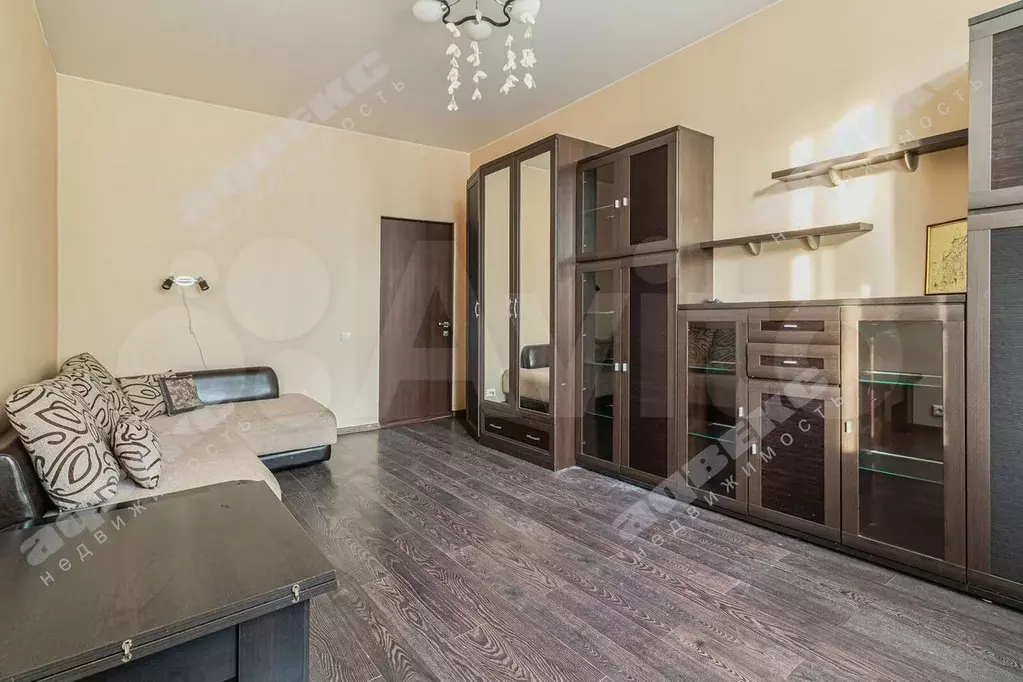 Комната 17,6 м в 6-к., 7/7 эт. - Фото 1