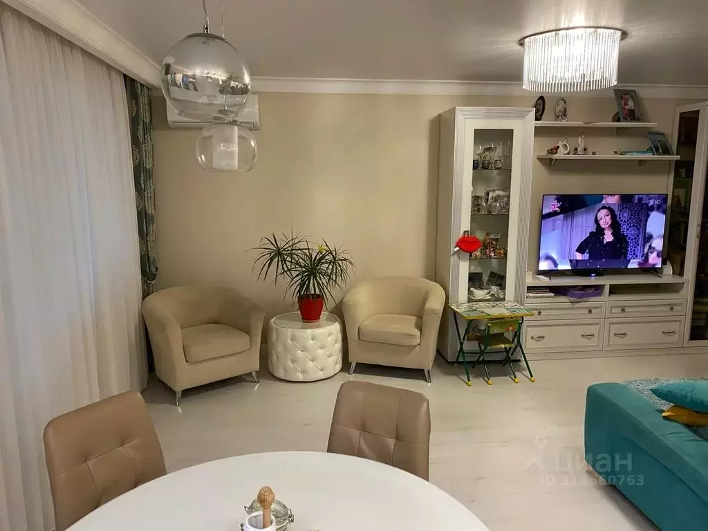 3-к кв. Волгоградская область, Волгоград ул. 8-й Воздушной Армии, 15А ... - Фото 0