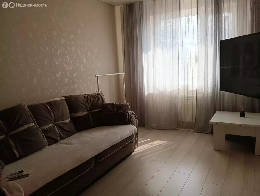 1-комнатная квартира: Каменск-Шахтинский, улица Ворошилова, 136 (40 м) - Фото 0