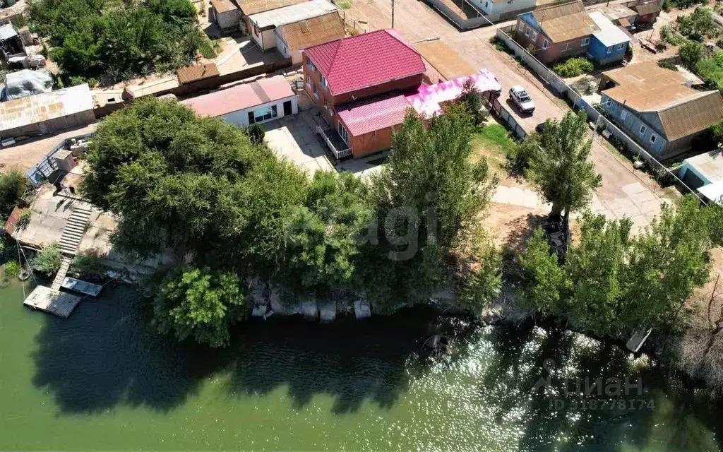 Дом в Астраханская область, Володарский район, с. Козлово Октябрьская ... - Фото 1