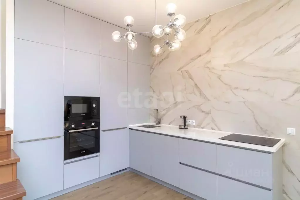 3-к кв. Тюменская область, Тюмень ул. Газовиков, 44 (111.5 м) - Фото 1