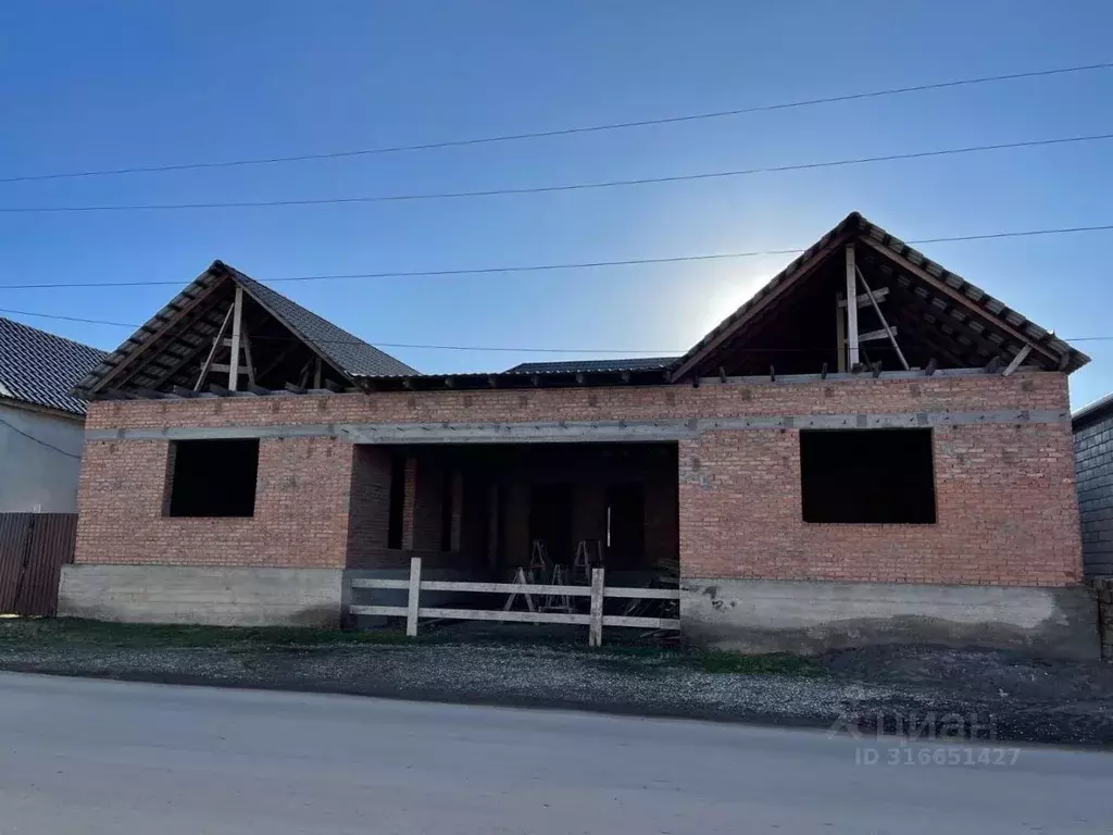 Дом в Чеченская республика, Гудермес пос. Беной, ул. Ташаева (260 м) - Фото 0