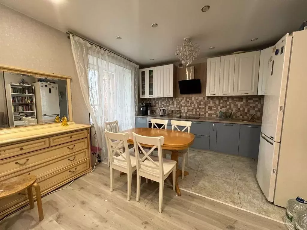 2-к кв. Татарстан, Казань ул. Азата Аббасова, 8 (54.0 м) - Фото 1