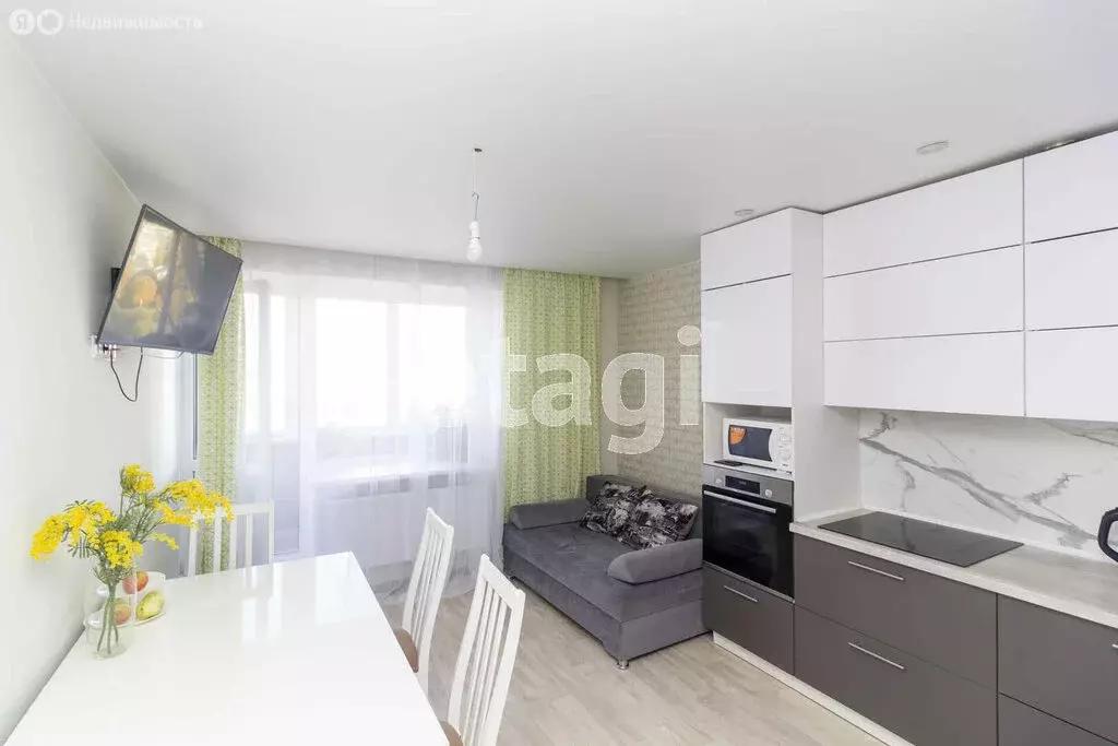 3-комнатная квартира: Тюмень, улица Федюнинского, 7А (60 м) - Фото 1