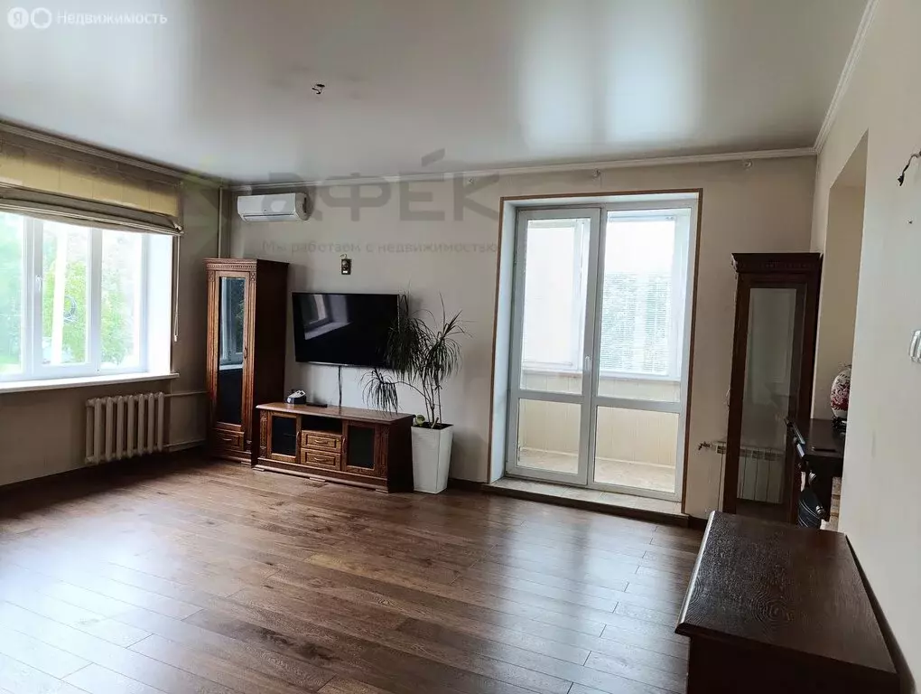 3-комнатная квартира: Артём, Севастопольская улица, 22 (78 м) - Фото 1