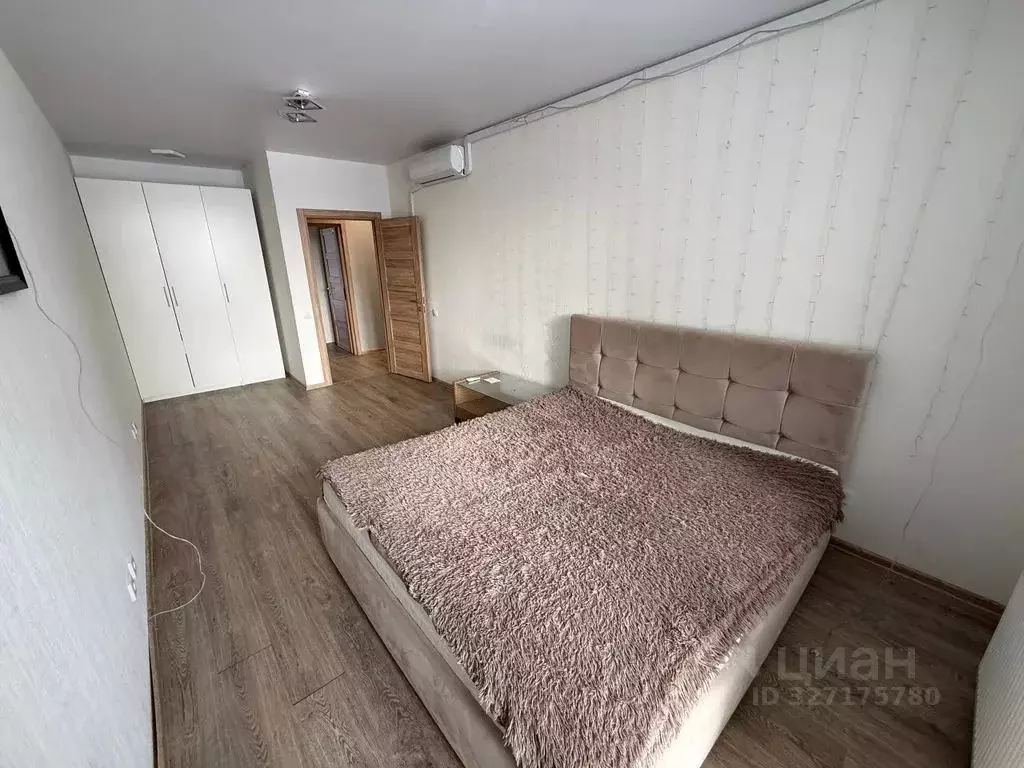 3-к кв. Свердловская область, Екатеринбург ул. Солнечная, 33А (92.0 м) - Фото 1