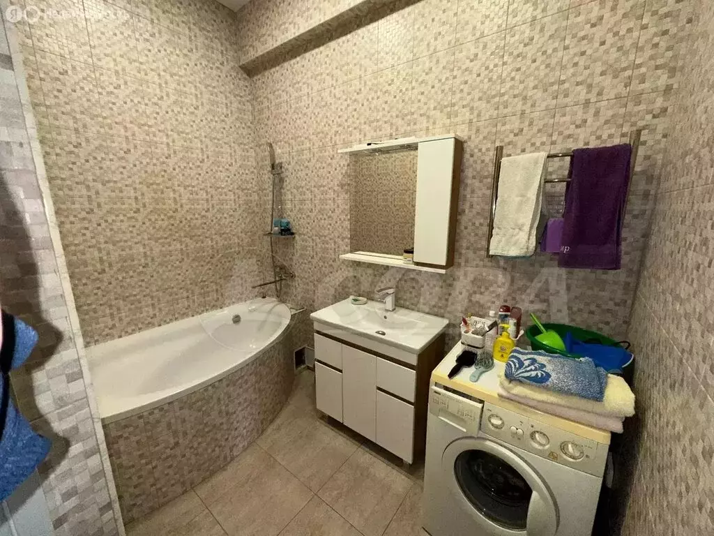 3-комнатная квартира: Каспийск, проспект М. Омарова, 1Б (107 м) - Фото 1