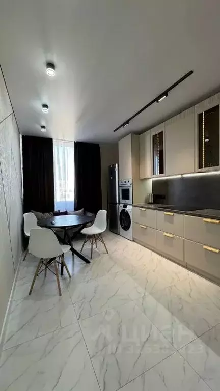 2-к кв. Крым, Симферополь просп. Александра Суворова, 99 (55.0 м) - Фото 0