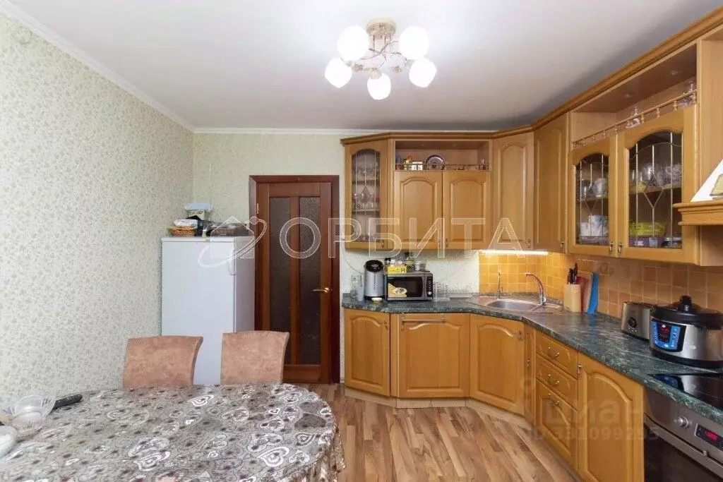 3-к кв. Тюменская область, Тюмень ул. 50 лет Октября, 30 (86.2 м) - Фото 2