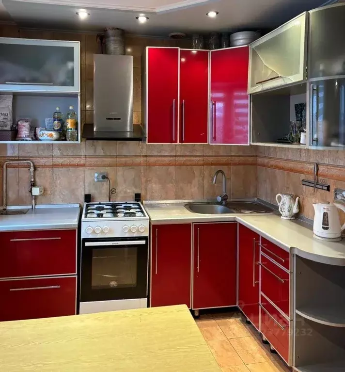 3-к кв. Омская область, Омск ул. 75-й Гвардейской Бригады, 18 (56.9 м) - Фото 1