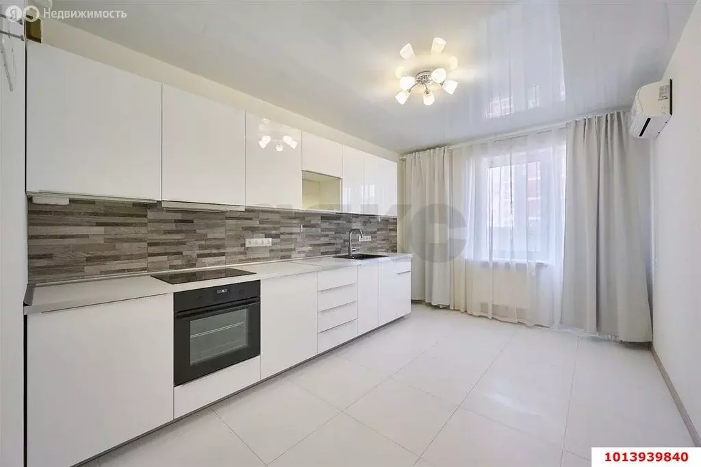 3-комнатная квартира: Краснодар, улица имени Невкипелого, 18к2 (100 м) - Фото 1