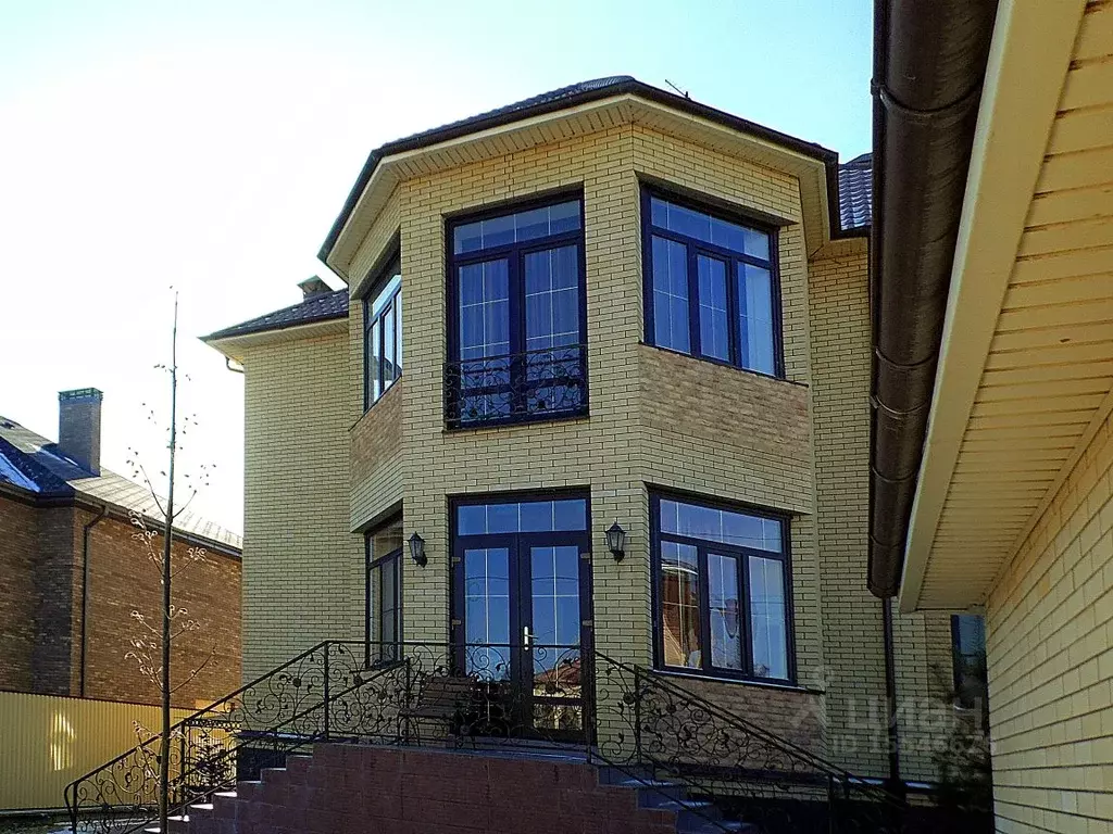 Дом в Астраханская область, Астрахань пер. 8-й Ульяновский, 4 (520 м) - Фото 1