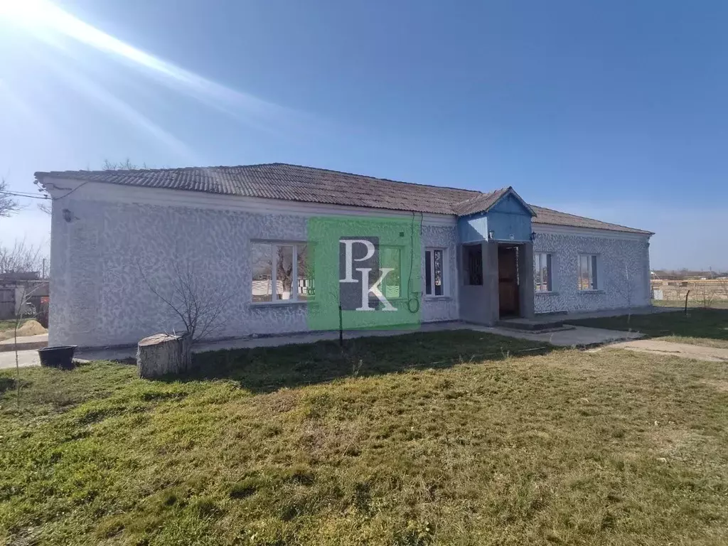 Дом в Крым, Сакский район, Вересаевское с/пос, с. Глинка ул. ... - Фото 1