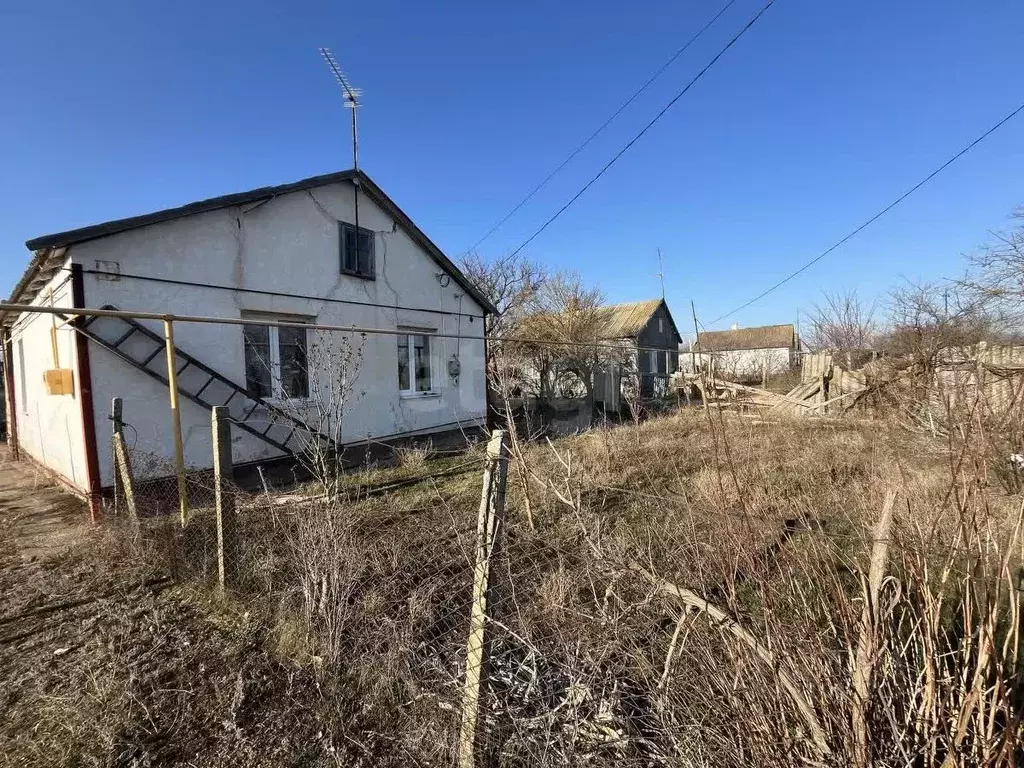 Дом в Крым, Сакский район, Охотниковское с/пос, с. Рунное ул. ... - Фото 0