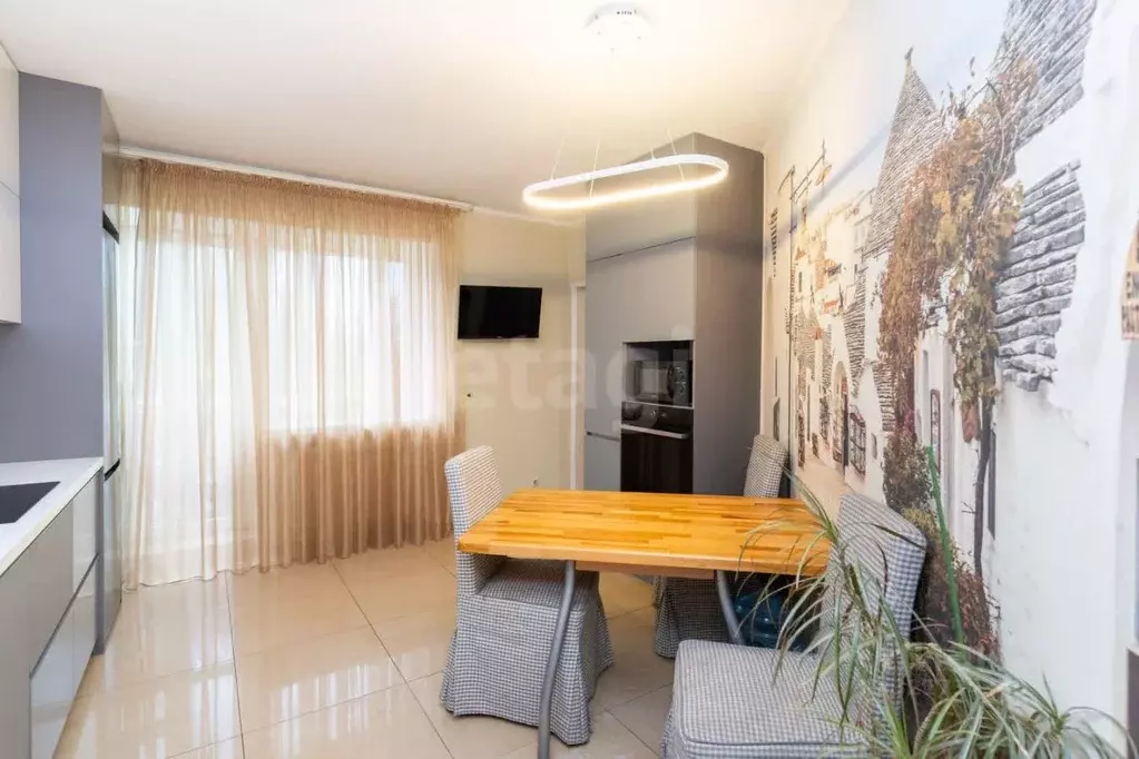 3-к кв. Тюменская область, Тюмень ул. Николая Федорова, 6 (108.6 м) - Фото 0