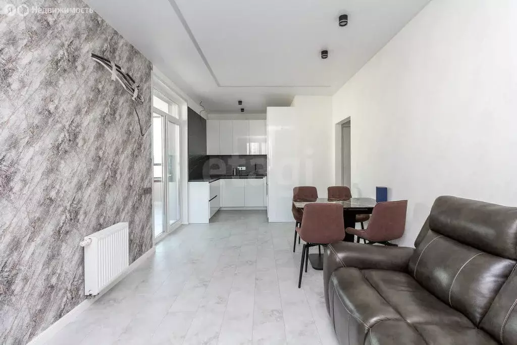 2-комнатная квартира: Тюмень, улица Фармана Салманова, 16 (63 м) - Фото 1