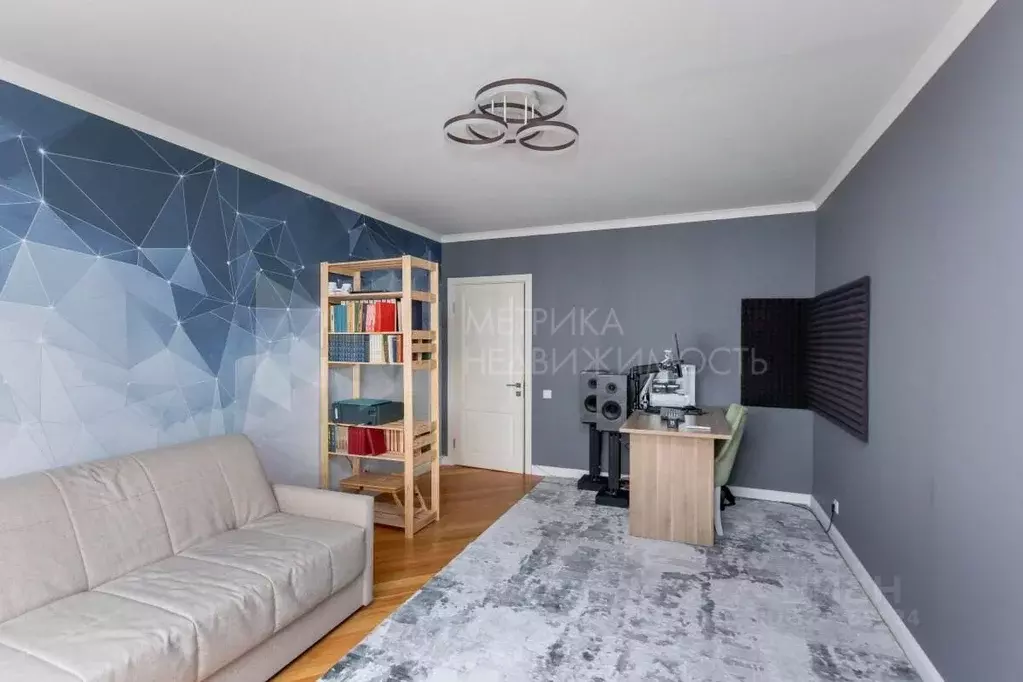 3-к кв. Тюменская область, Тюмень ул. Вьюжная, 10 (90.0 м) - Фото 1