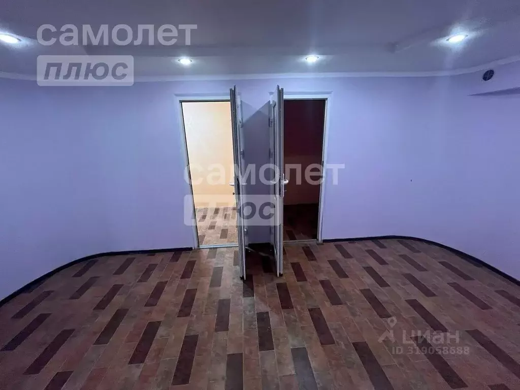 Торговая площадь в Свердловская область, Алапаевск ул. Братьев ... - Фото 1