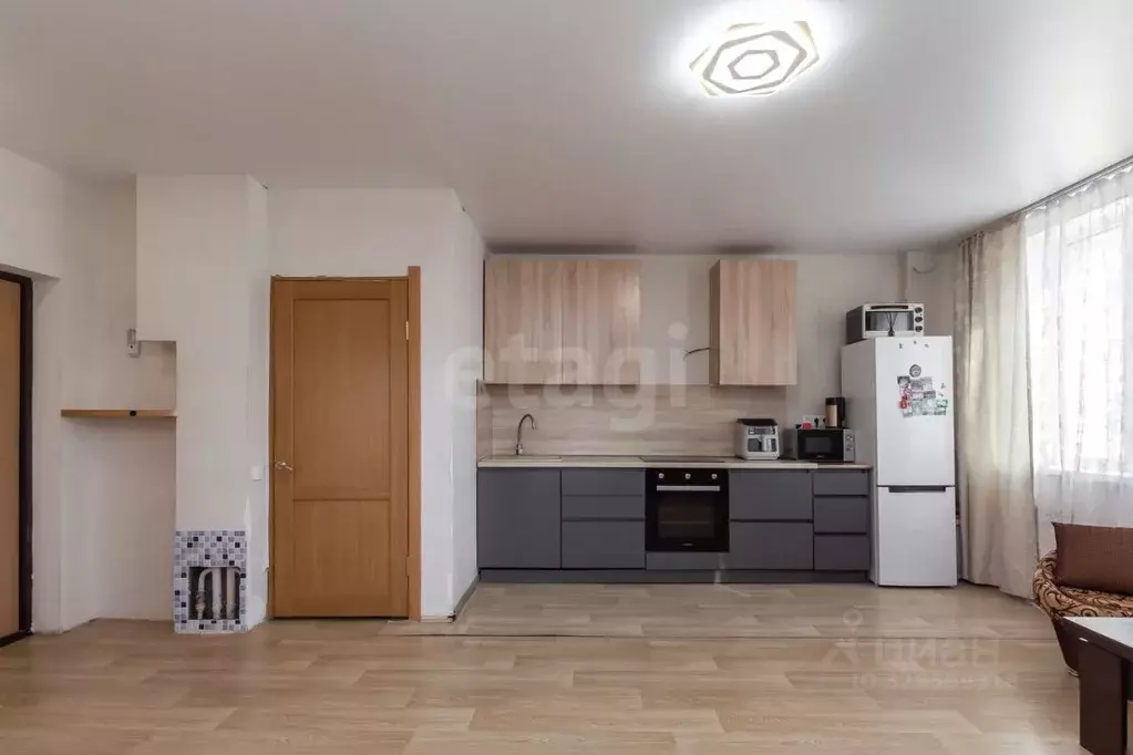 3-к кв. Алтайский край, Барнаул ул. Антона Петрова, 196 (61.4 м) - Фото 1