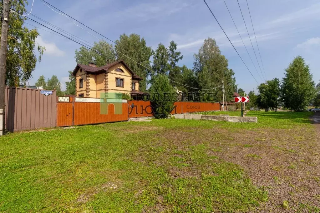 Дом в Красноярский край, Красноярск городской округ, пос. Минино ул. ... - Фото 1