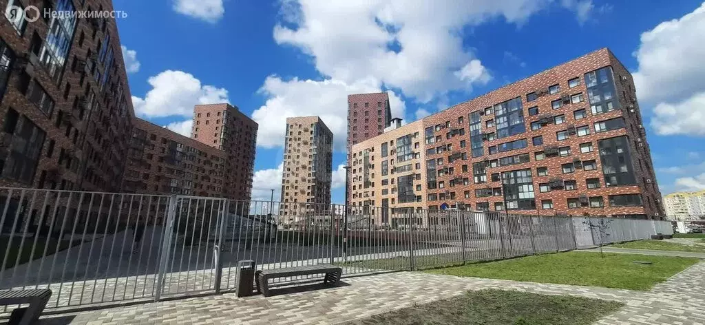 Квартира-студия: Старый Оскол, микрорайон Космос, 11 (70.2 м) - Фото 1