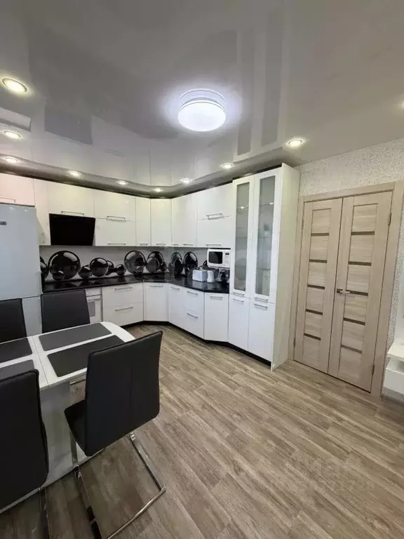 3-к кв. Тюменская область, Тюмень ул. Елизарова, 8 (89.3 м) - Фото 1