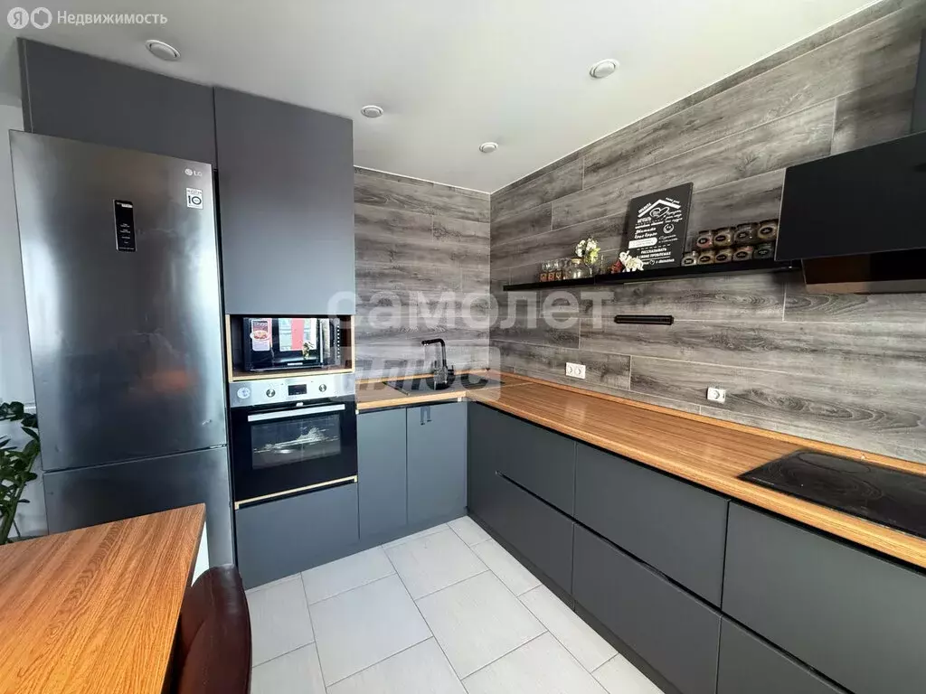 4-комнатная квартира: Киров, улица Защитников Отечества, 141 (76 м) - Фото 2