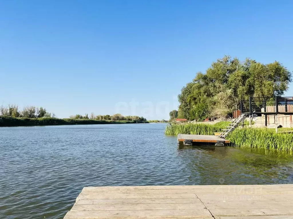 Дом в Астраханская область, Камызякский район, с. Караульное ул. ... - Фото 2