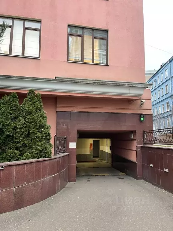 Гараж в Москва Петровский бул., 21 (28 м) - Фото 1