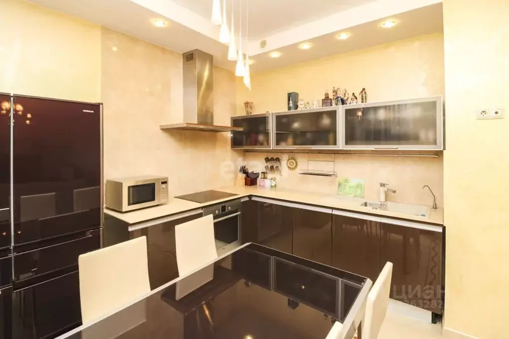 2-к кв. Тюменская область, Тюмень ул. Орджоникидзе, 16к1 (90.0 м) - Фото 1