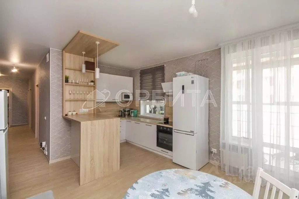 3-к кв. Тюменская область, Тюмень ул. Владимира Бахарева, 3к1 (70.6 м) - Фото 0