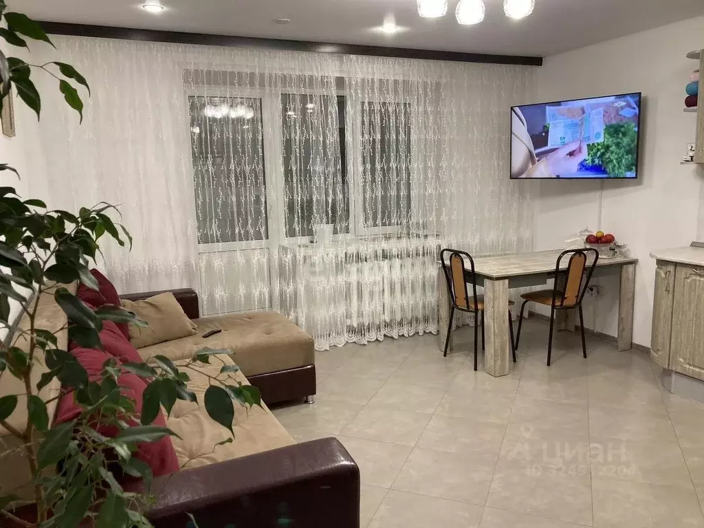 2-к кв. Тюменская область, Тюмень ул. Избышева, 6 (71.4 м) - Фото 1