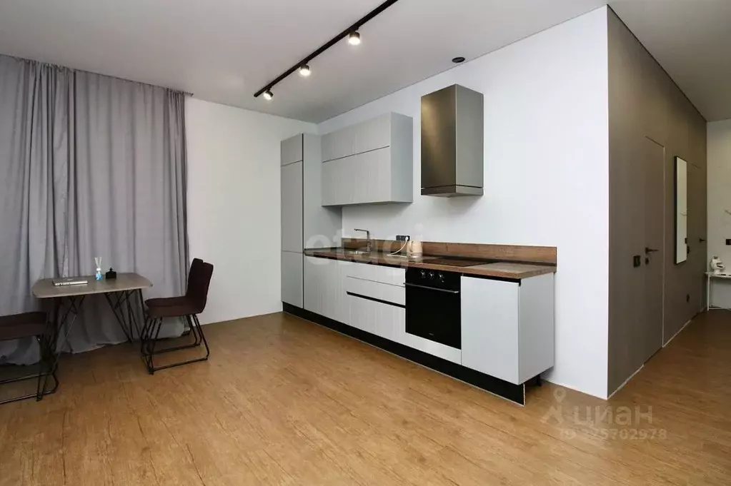 1-к кв. Тюменская область, Тюмень ул. Сакко, 24 (66.0 м) - Фото 0