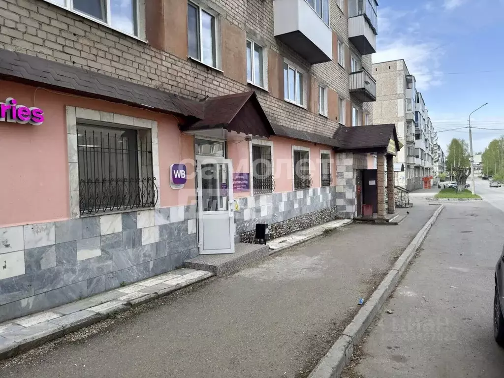 Торговая площадь в Свердловская область, Серов ул. Луначарского, 110 ... - Фото 1