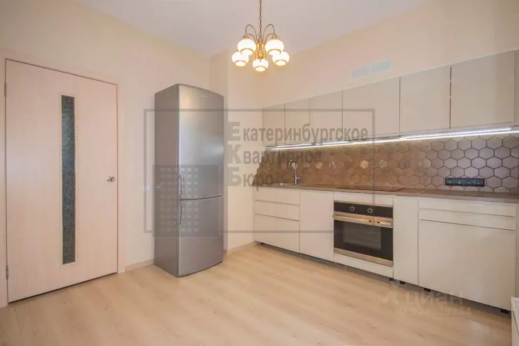 2-к кв. Свердловская область, Екатеринбург ул. Рассветная, 8к2 (82.5 ... - Фото 1