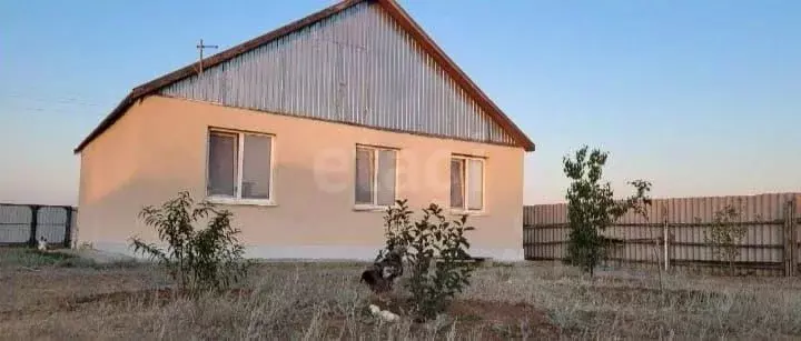 Дом в Калмыкия, Целинный район, с. Троицкое пер. Джангара, 6 (64 м) - Фото 1