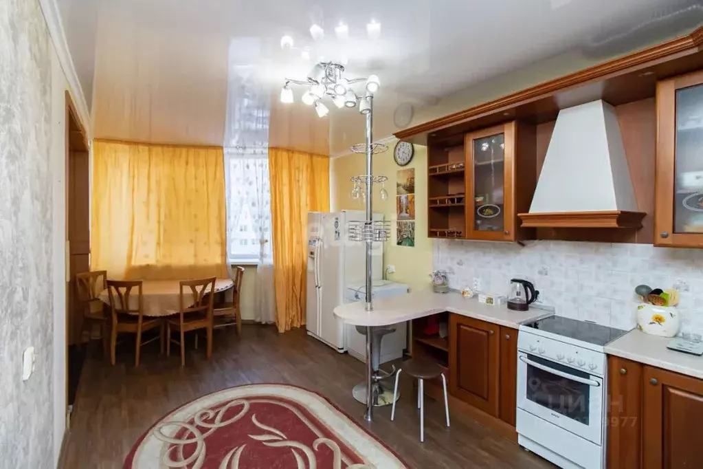 2-к кв. Тюменская область, Тюмень ул. Александра Матросова, 1к2 (82.6 ... - Фото 0